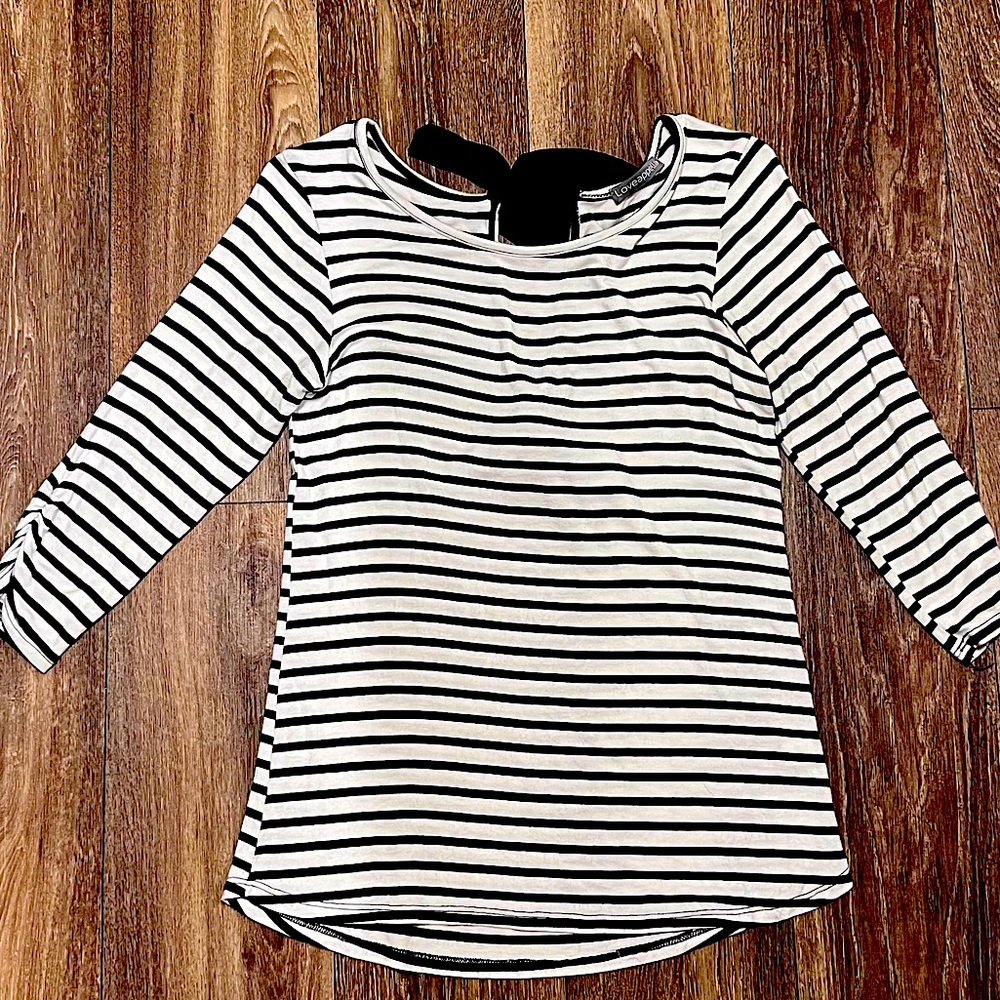 Small 3/4 sleeve black and white stripe top, super cute bow detail on the back.